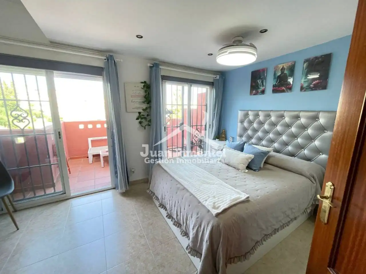 Dormitori de Casa adosada en venda en Estepona amb Aire condicionat, Jardí privat i Terrassa
