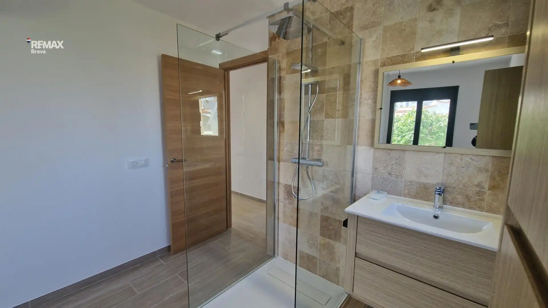 Badezimmer von Wohnung zum Verkauf in Empuriabrava mit Klimaanlage, Privatgarten und Terrasse