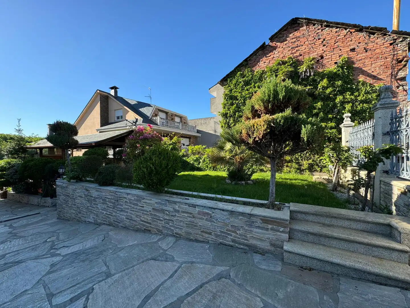 Exterior view of Houses for sale in Cacabelos  with Heating, Private garden and Parquet flooring