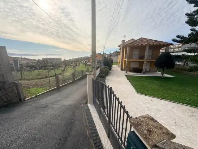 Vista exterior de Casa o xalet en venda en Sanxenxo amb Jardí privat, Terrassa i Moblat