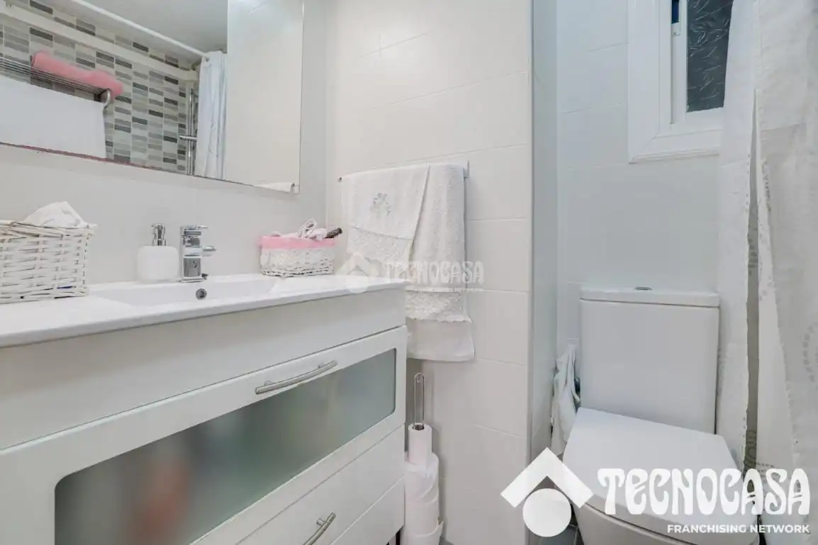 Bathroom of Flat for sale in Santa Coloma de Gramenet  with Air Conditioner and Furnished