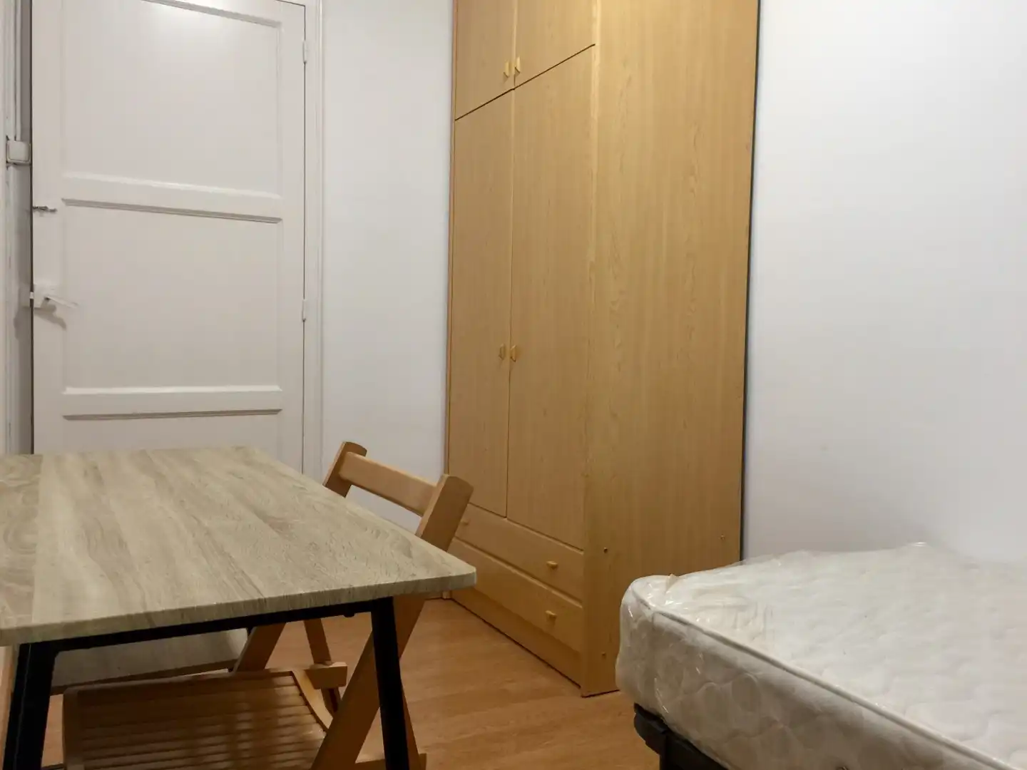 Dormitori de Apartament de lloguer en Girona amb Calefacció, Moblat i TV
