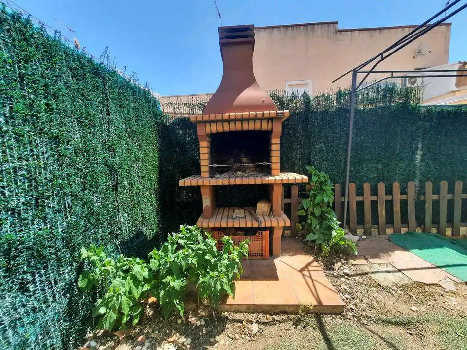 Garten von Einfamilien-Reihenhaus zum Verkauf in Escalona mit Klimaanlage, Heizung und Terrasse