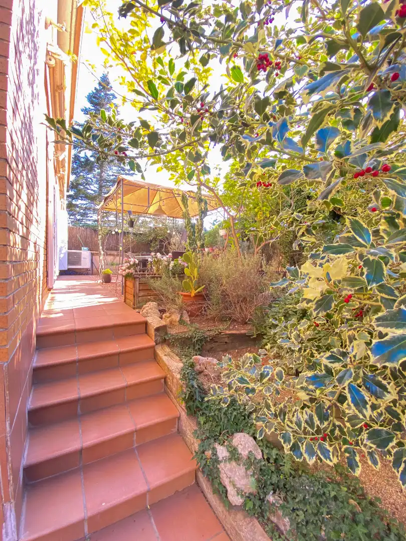 Jardín de Casa adosada en venta en Cerdanyola del Vallès con Aire acondicionado, Calefacción y Jardín privado