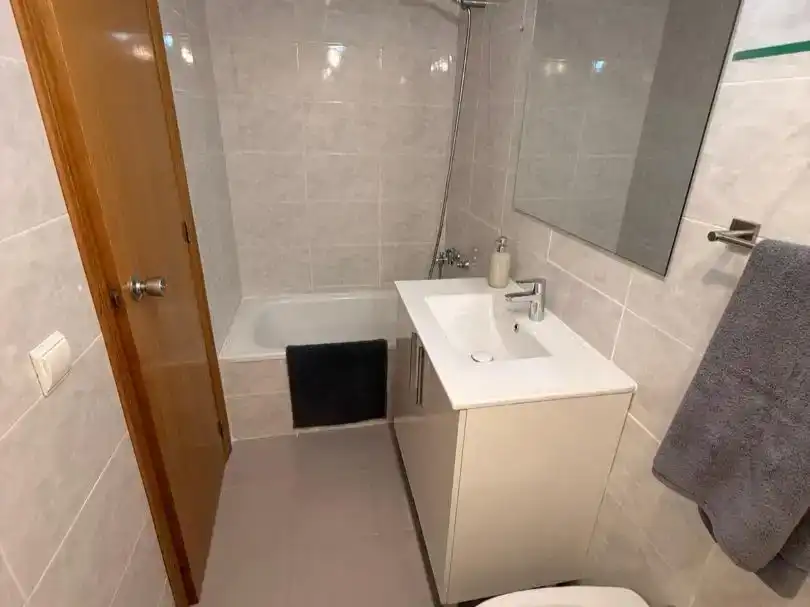 Badezimmer von Wohnung zur Miete in Gandia mit Klimaanlage und Balkon