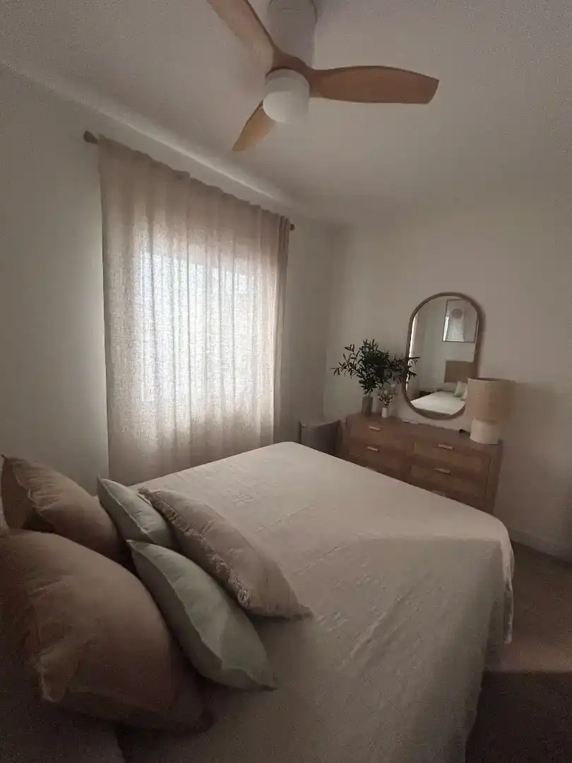 Dormitori de Apartament de lloguer en El Puerto de Santa María amb Aire condicionat i Moblat
