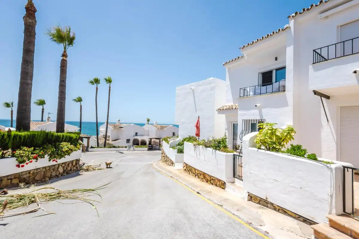 Vista exterior de Casa adosada en venda en Mijas amb Aire condicionat, Calefacció i Jardí privat