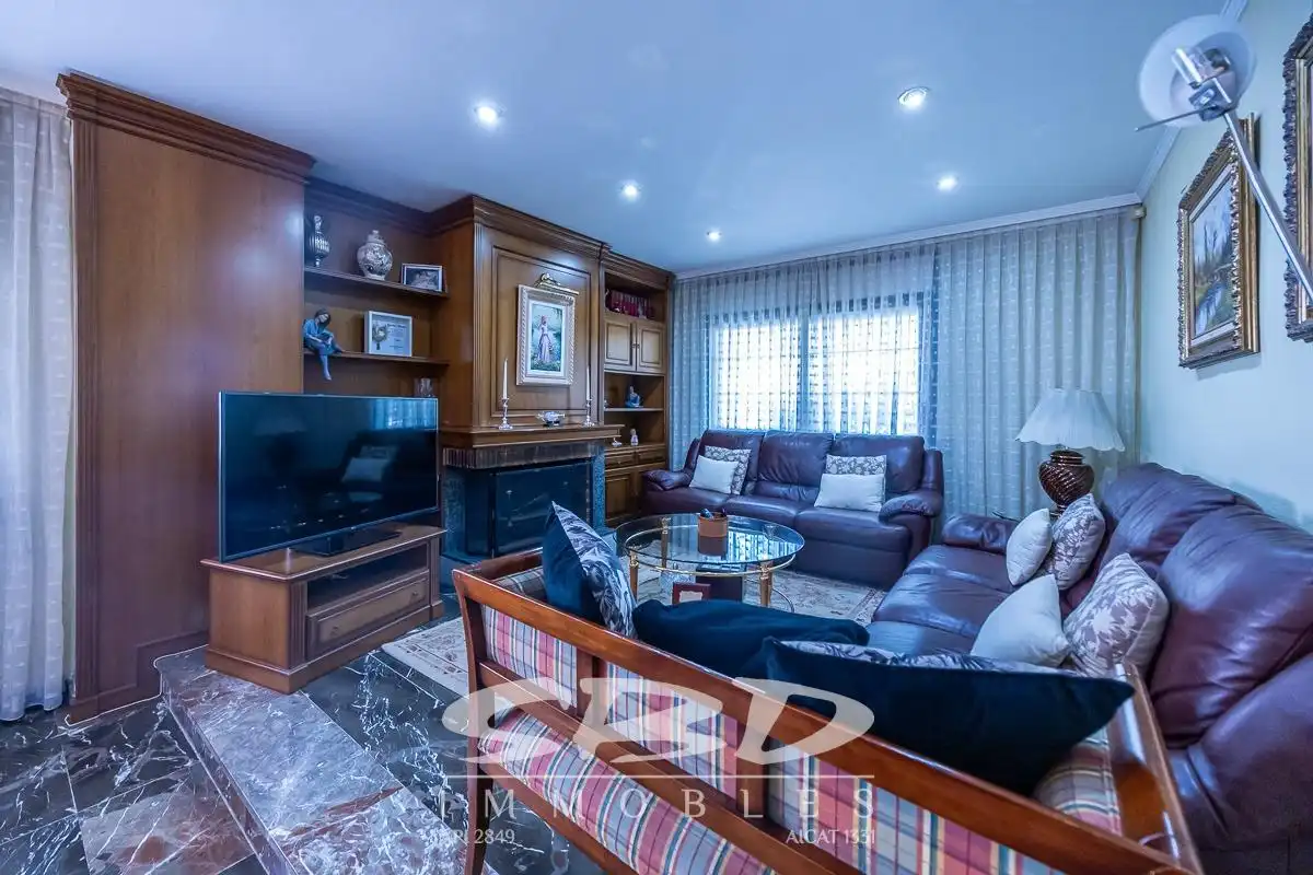 Sala d'estar de Casa o xalet en venda en Barberà del Vallès amb Aire condicionat, Calefacció i Terrassa