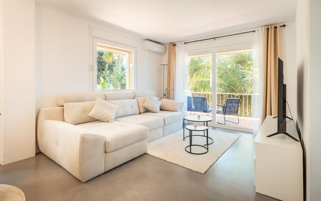 Sala d'estar de Apartament en venda en Marbella amb Terrassa, Piscina i Piscina comunitària