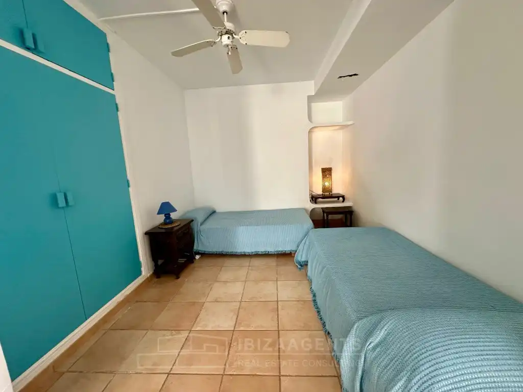 Dormitori de Apartament en venda en Sant Josep de sa Talaia amb Terrassa, Rentadora i TV