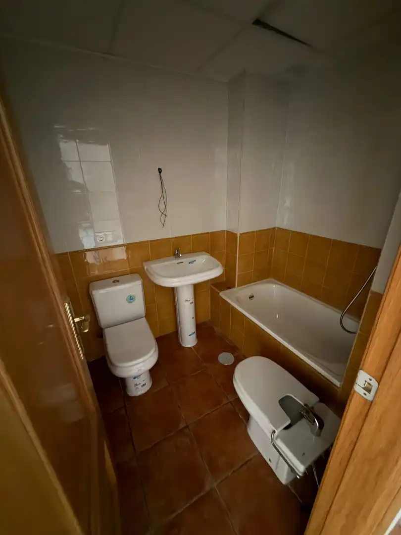 Baño de Piso en venta en Alcaucín con Terraza, Horno y Piscina comunitaria