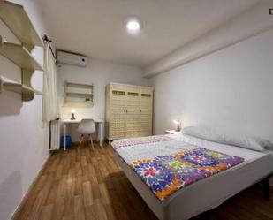 Dormitori de Apartament per a compartir en  Granada Capital amb Aire condicionat, Calefacció i Moblat