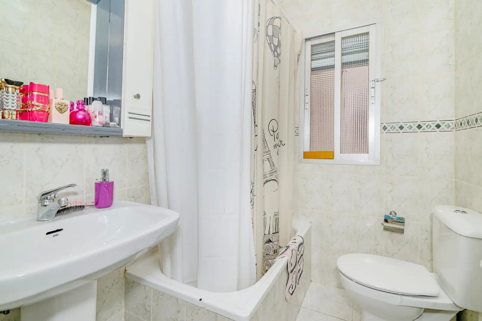 Badezimmer von Wohnung zum Verkauf in Granada mit Balkon