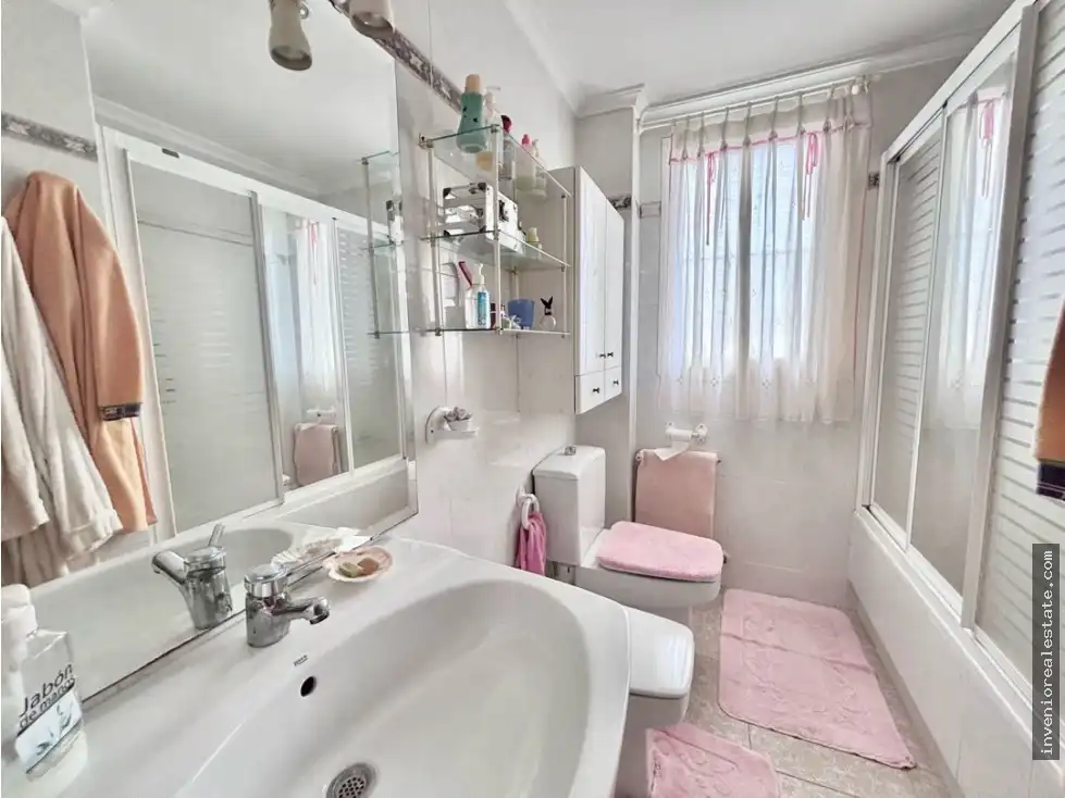 Bany de Casa o xalet en venda en Benicasim / Benicàssim amb Terrassa i Piscina