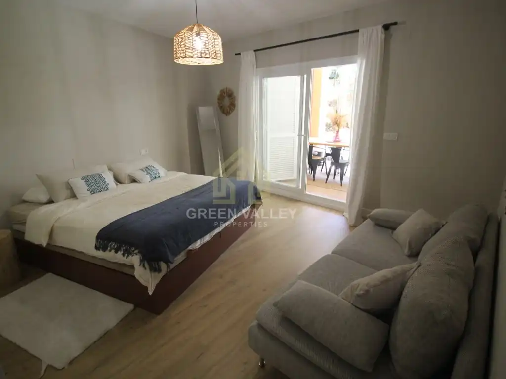 Schlafzimmer von Wohnungen zum Verkauf in Sotogrande mit Klimaanlage, Heizung und Privatgarten