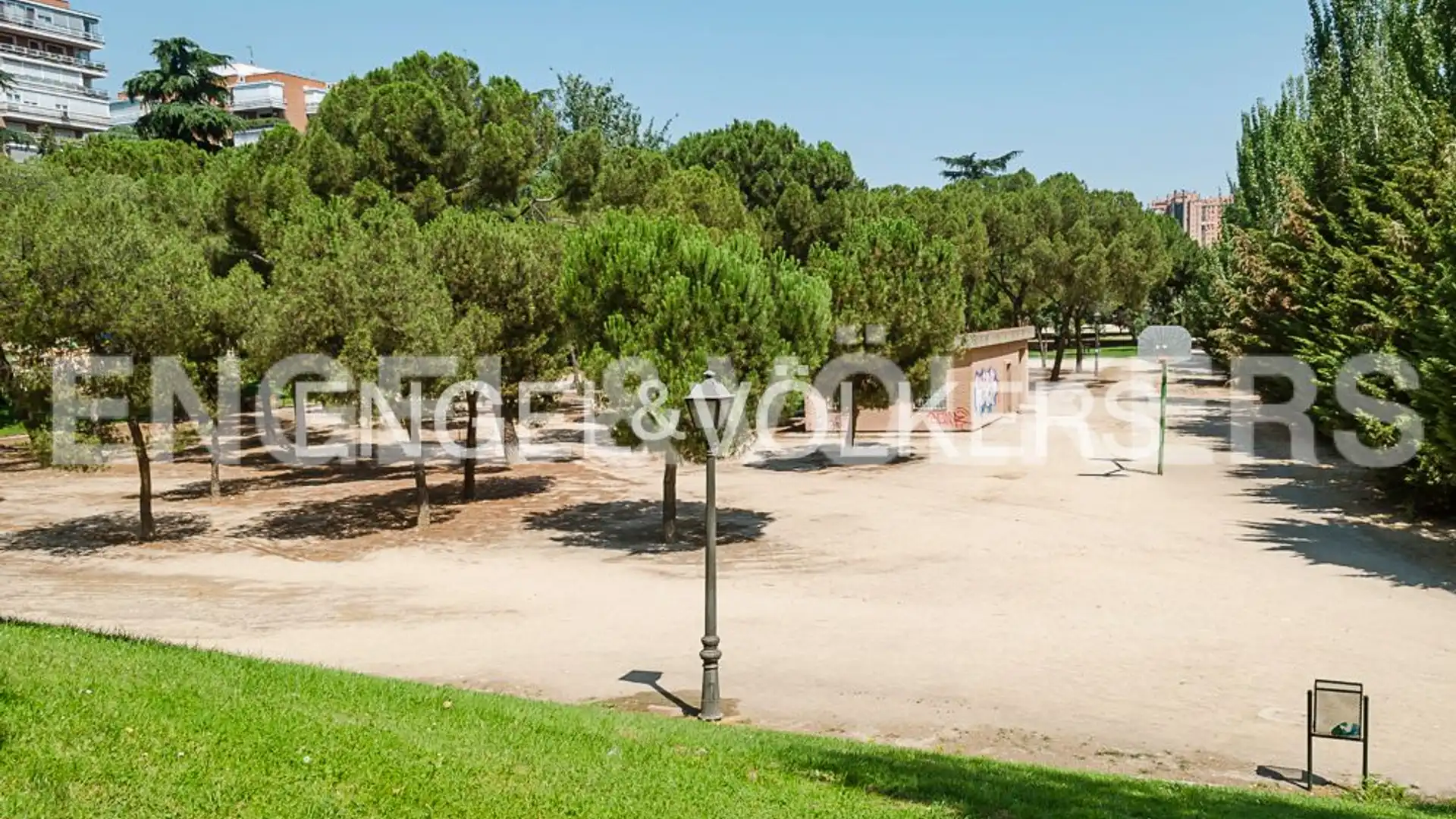 Piso en venta en  Madrid Capital con Calefacción, Jardín privado y Parquet