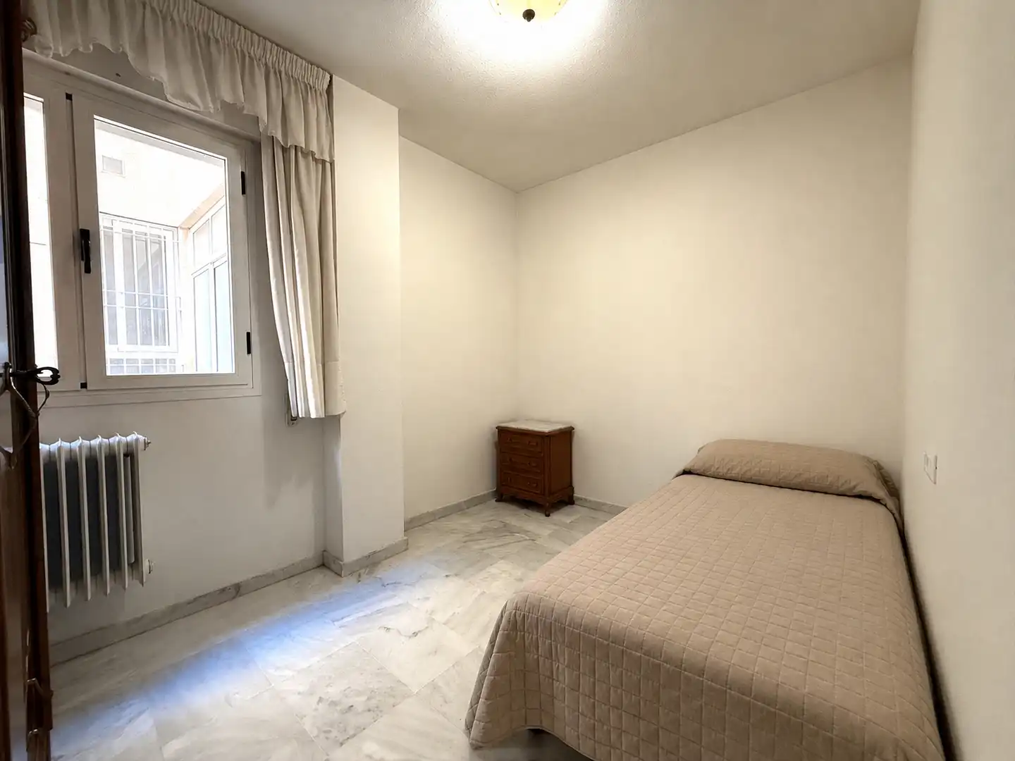 Bedroom of Flat for sale in Granada  with Air Conditioner, Heating and Furnished