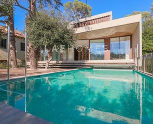 Vista exterior de Casa o xalet en venda en Sant Cugat del Vallès amb Aire condicionat, Calefacció i Jardí privat