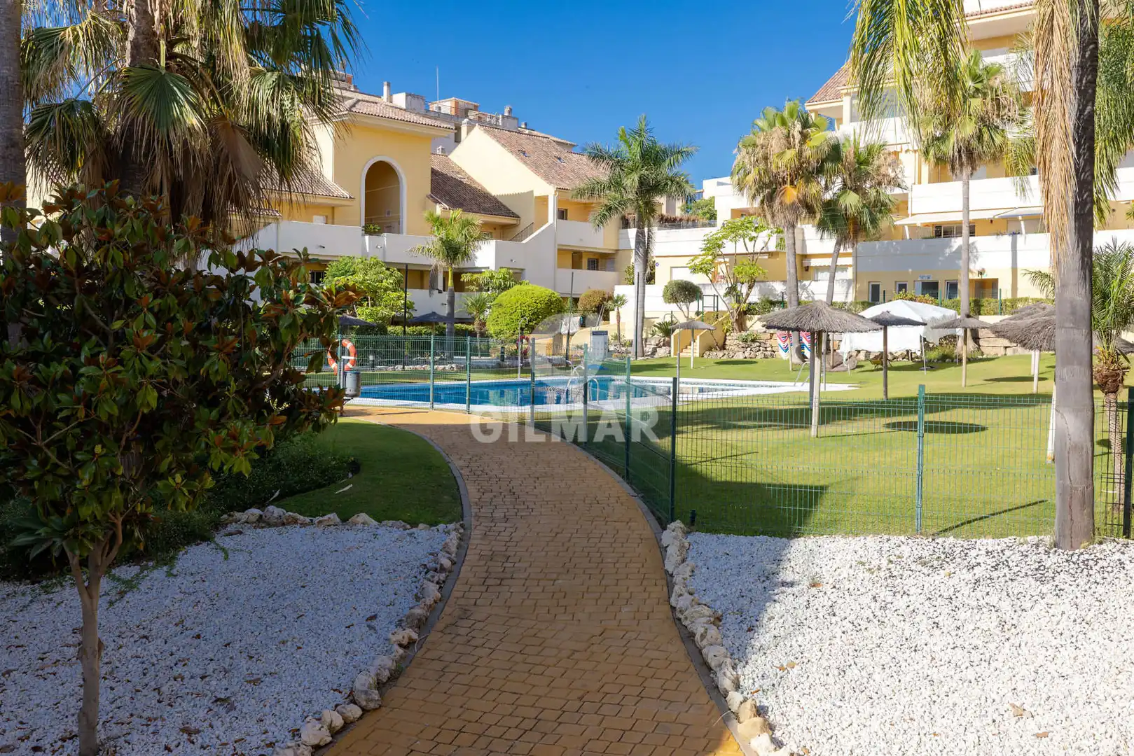 Vista exterior de Apartament en venda en Estepona amb Piscina i Balcó