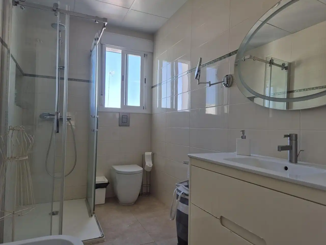 Baño de Piso de alquiler en Lucena con Aire acondicionado, Terraza y Amueblado