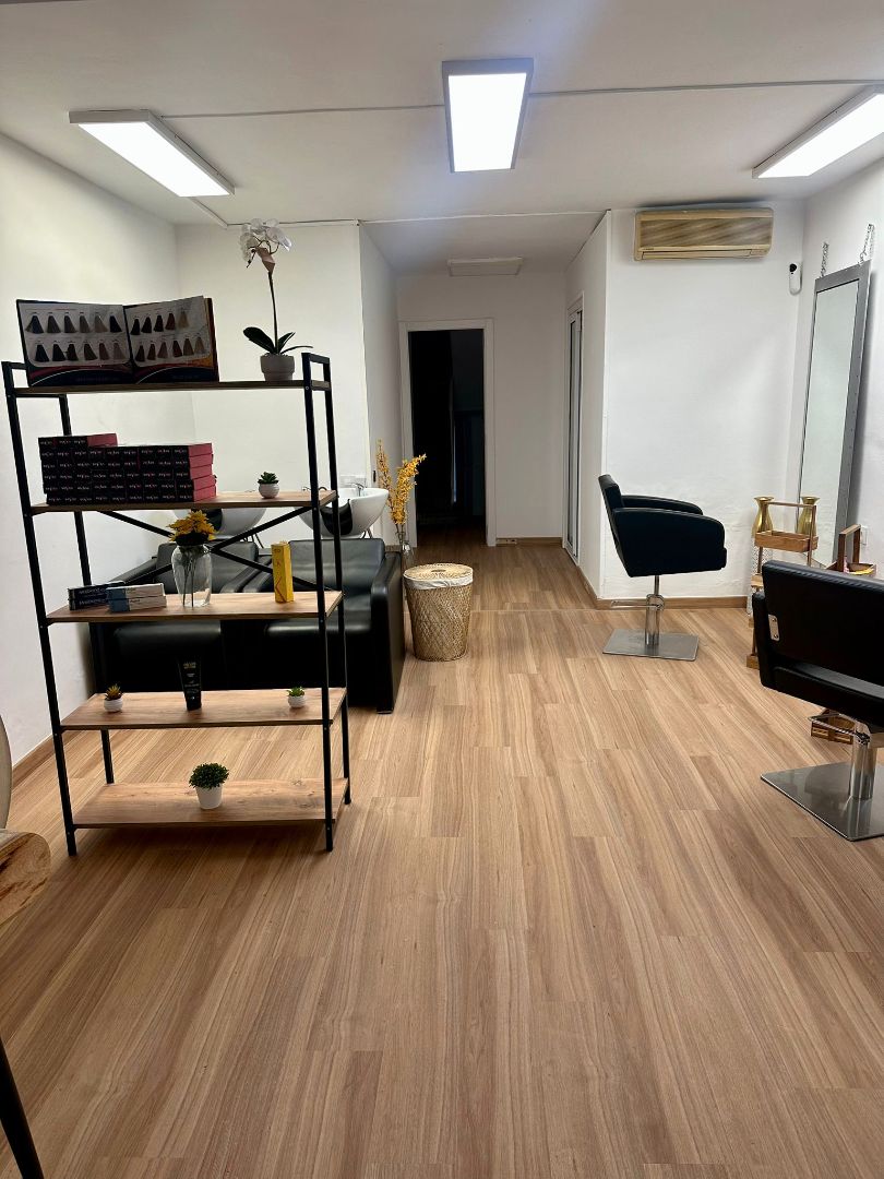 Sala de estar de Local en traspaso en  Barcelona Capital con Aire acondicionado, Parquet y Amueblado