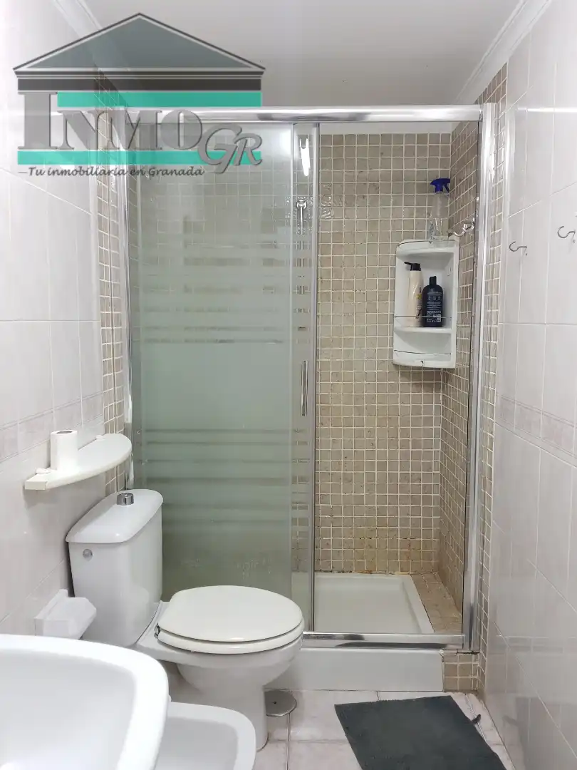 Bathroom of Flat for share in Granada  with Heating, Furnished and Balcony