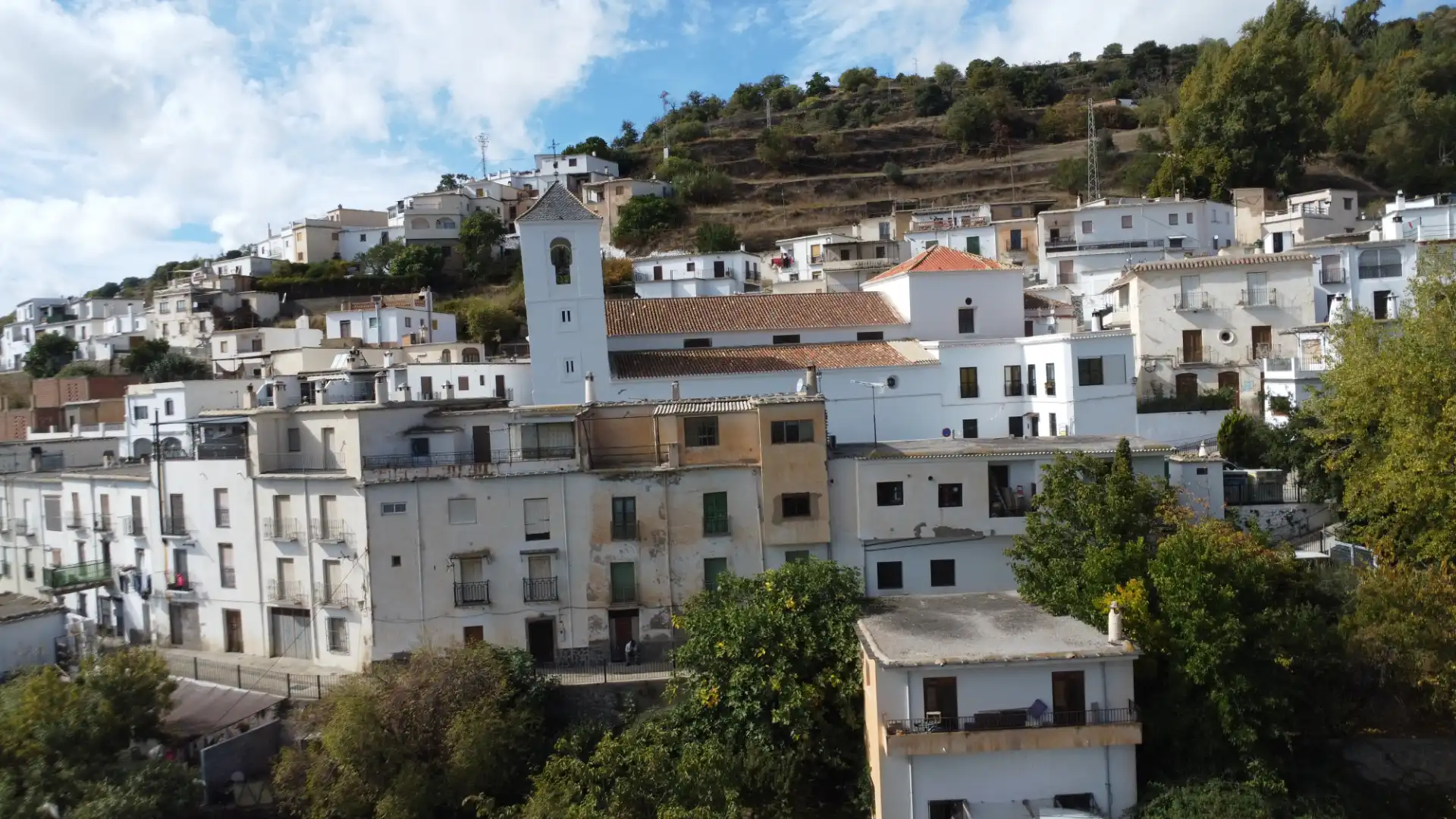 Vista exterior de Casa adosada en venda en Bérchules amb Terrassa i Balcó
