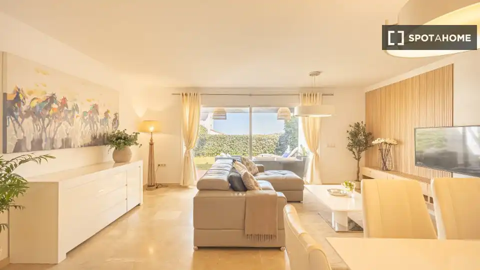 Sala de estar de Apartamento para compartir en Ojén con Aire acondicionado, Terraza y Amueblado