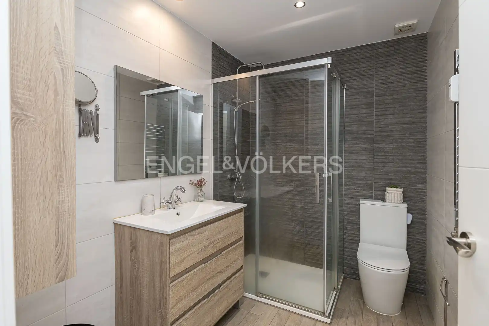 Badezimmer von Wohnung zur Miete in Madrid mit Klimaanlage und Heizung