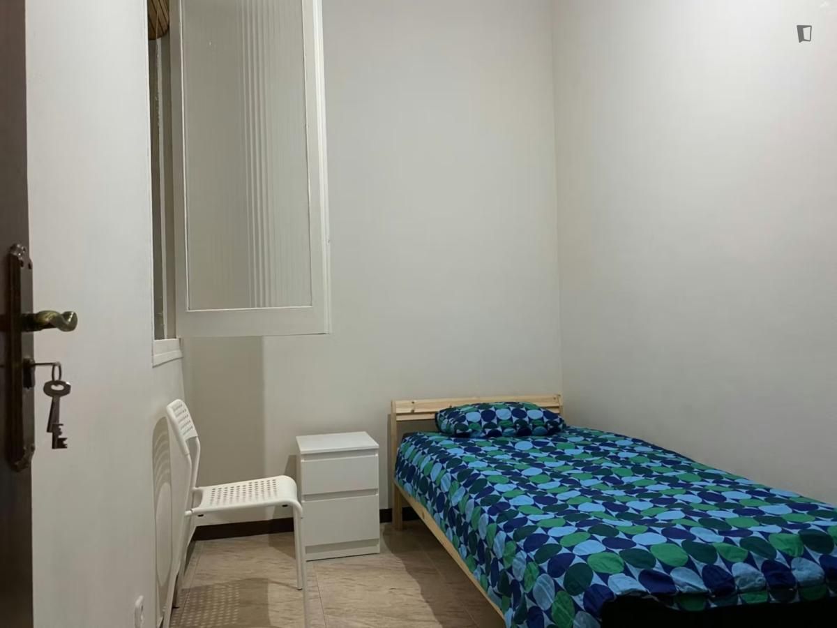 Dormitori de Apartament per a compartir en  Barcelona Capital amb Moblat, Forn i Rentadora