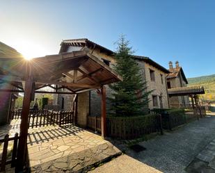 Vista exterior de Casa adosada en venda en Castiello de Jaca amb Calefacció, Jardí privat i Parquet