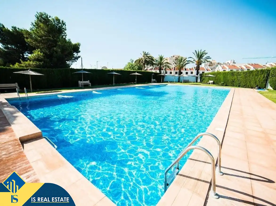Schwimmbecken von Einfamilien-Reihenhaus zum Verkauf in Torrevieja mit Klimaanlage, Heizung und Privatgarten