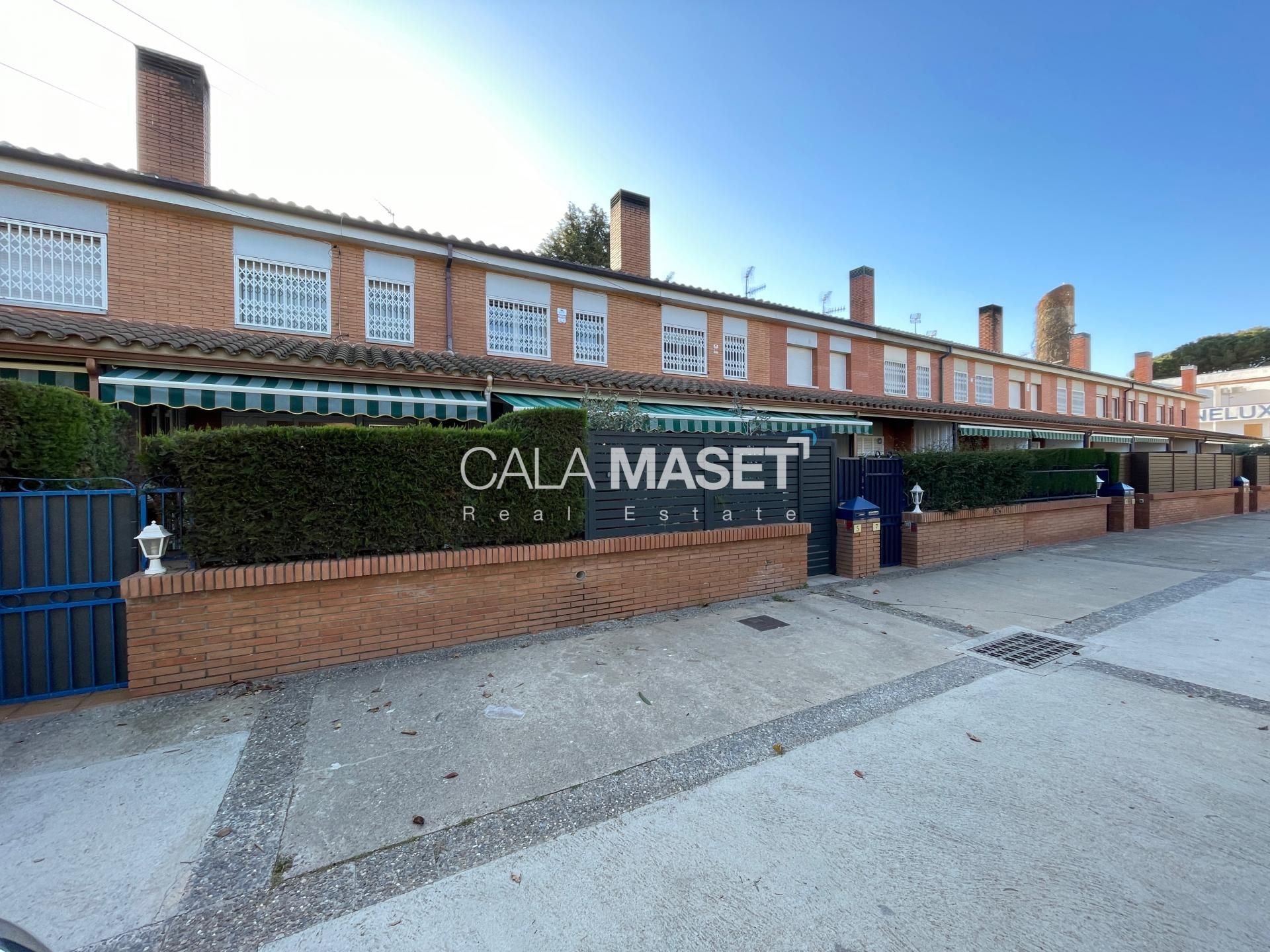 Vista exterior de Casa adosada en venda en Castell-Platja d'Aro amb Calefacció i Jardí privat
