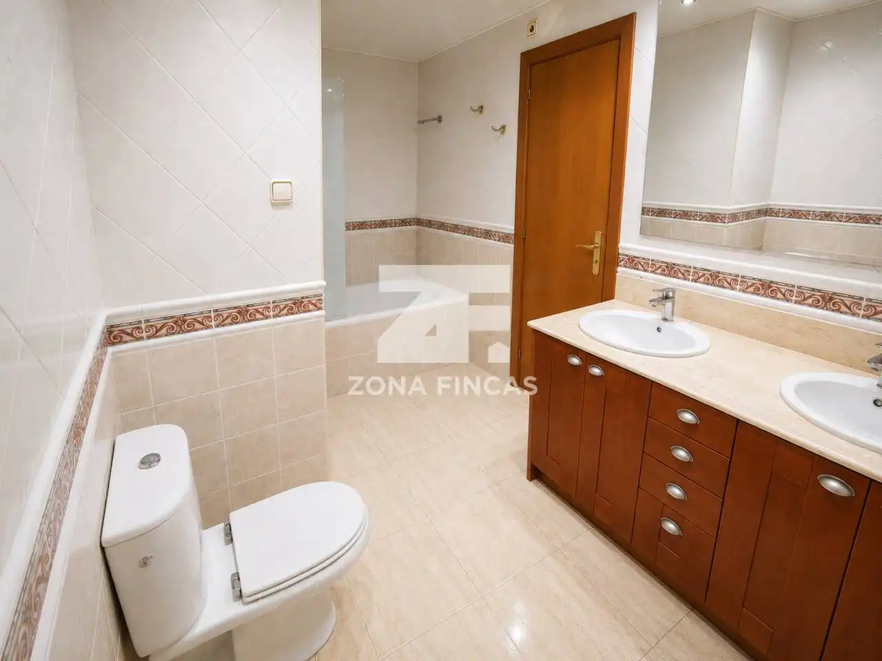 Bathroom of Flat for sale in Santa Coloma de Gramenet  with Air Conditioner, Heating and Parquet flooring