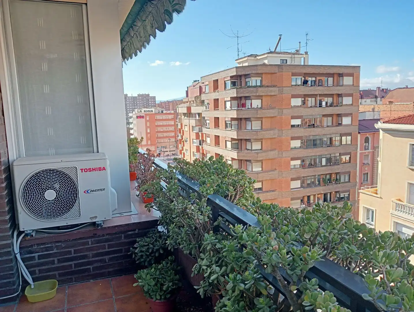 Außenansicht von Wohnung zum Verkauf in  Logroño mit Klimaanlage, Heizung und Terrasse
