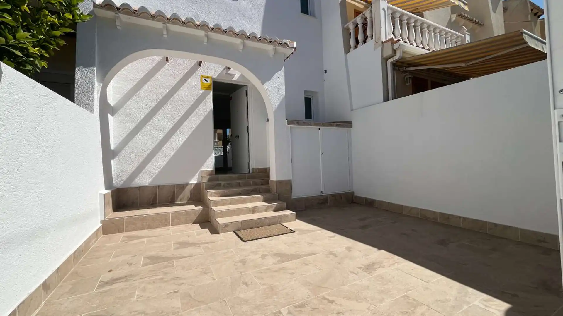Einfamilien-Reihenhaus zum Verkauf in Torrevieja mit Terrasse, Abstellraum und Schwimmbad