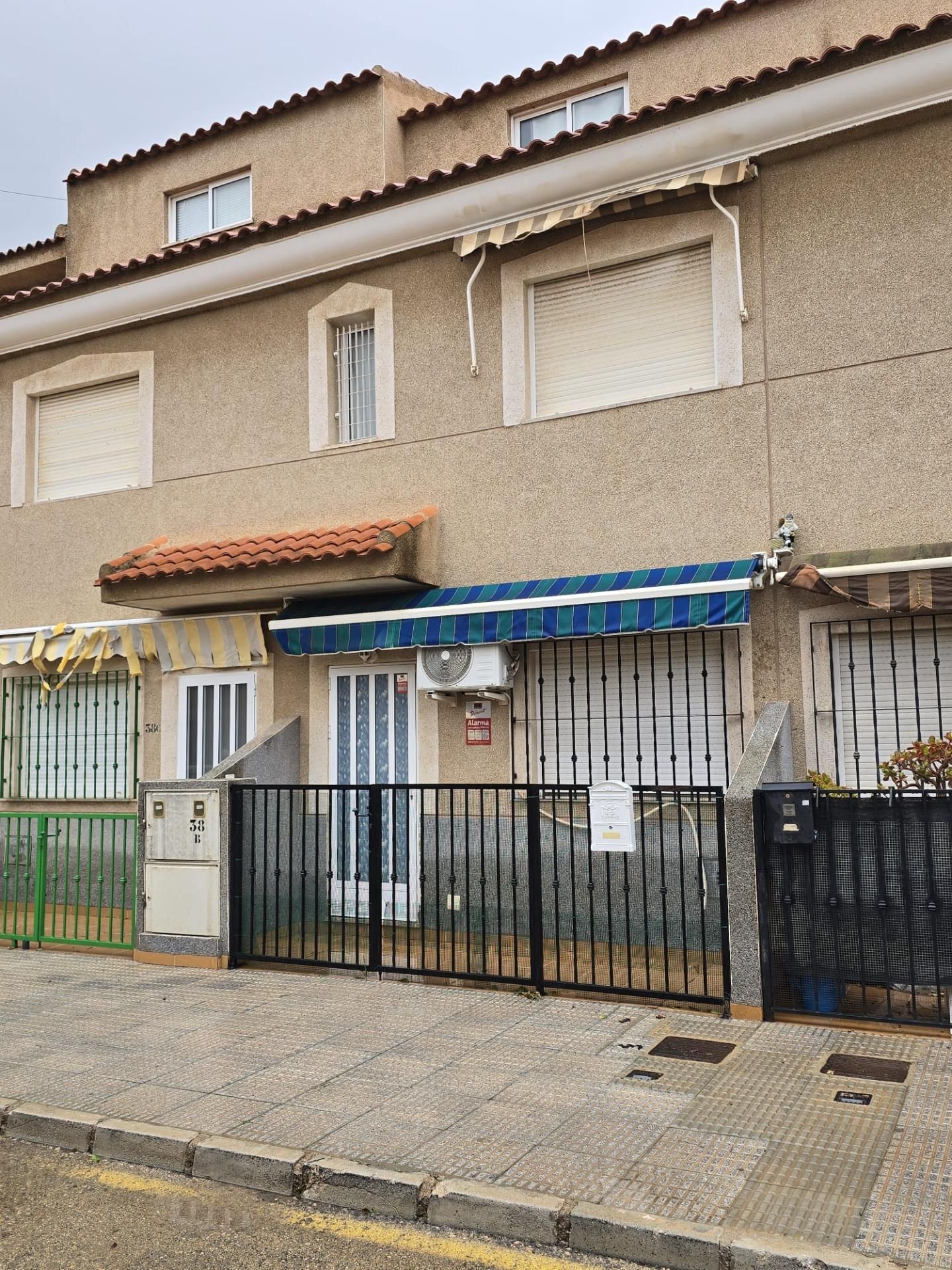 Vista exterior de Casa o xalet en venda en San Pedro del Pinatar amb Aire condicionat, Calefacció i Jardí privat