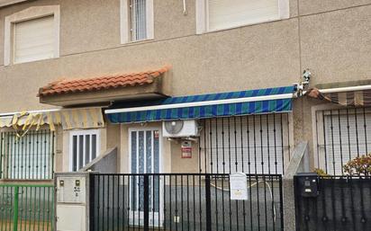 Vista exterior de Casa o xalet en venda en San Pedro del Pinatar amb Aire condicionat, Calefacció i Jardí privat