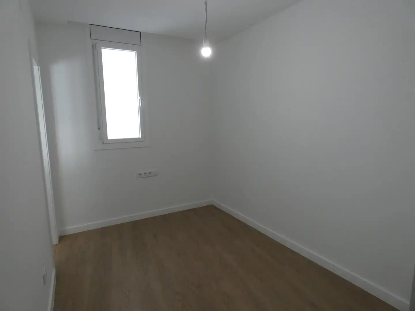 Schlafzimmer von Dachboden zur Miete in Barcelona mit Parkett