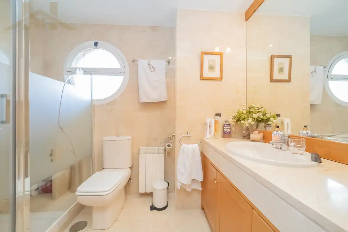 Bathroom of Attic for sale in Majadahonda  with Air Conditioner, Heating and Terrace