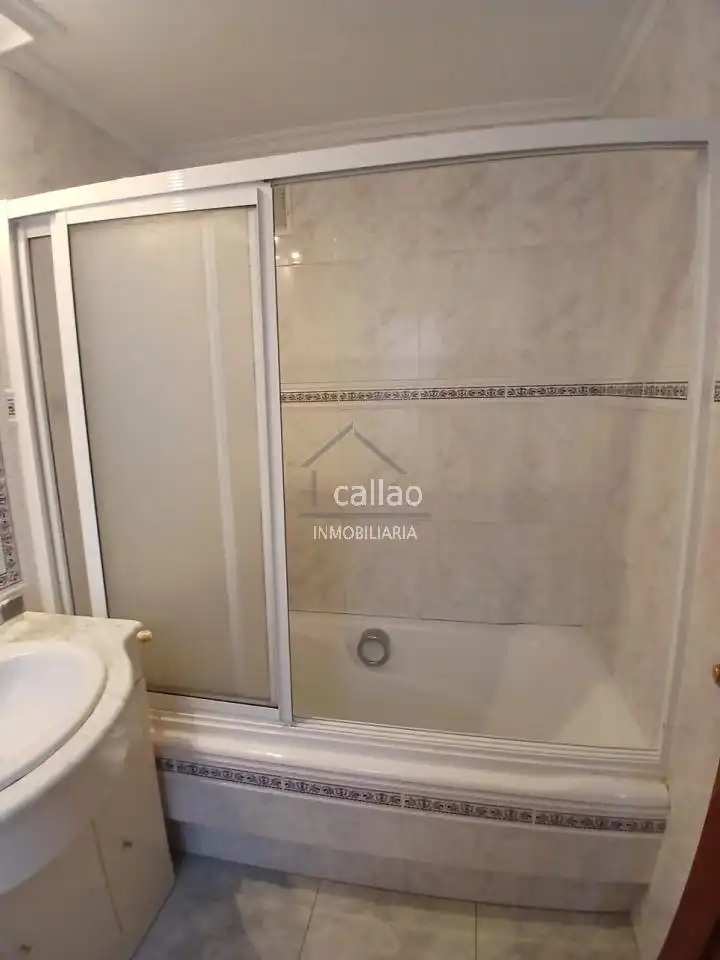 Bany de Pis de lloguer en Ferrol amb Calefacció, Parquet i Moblat