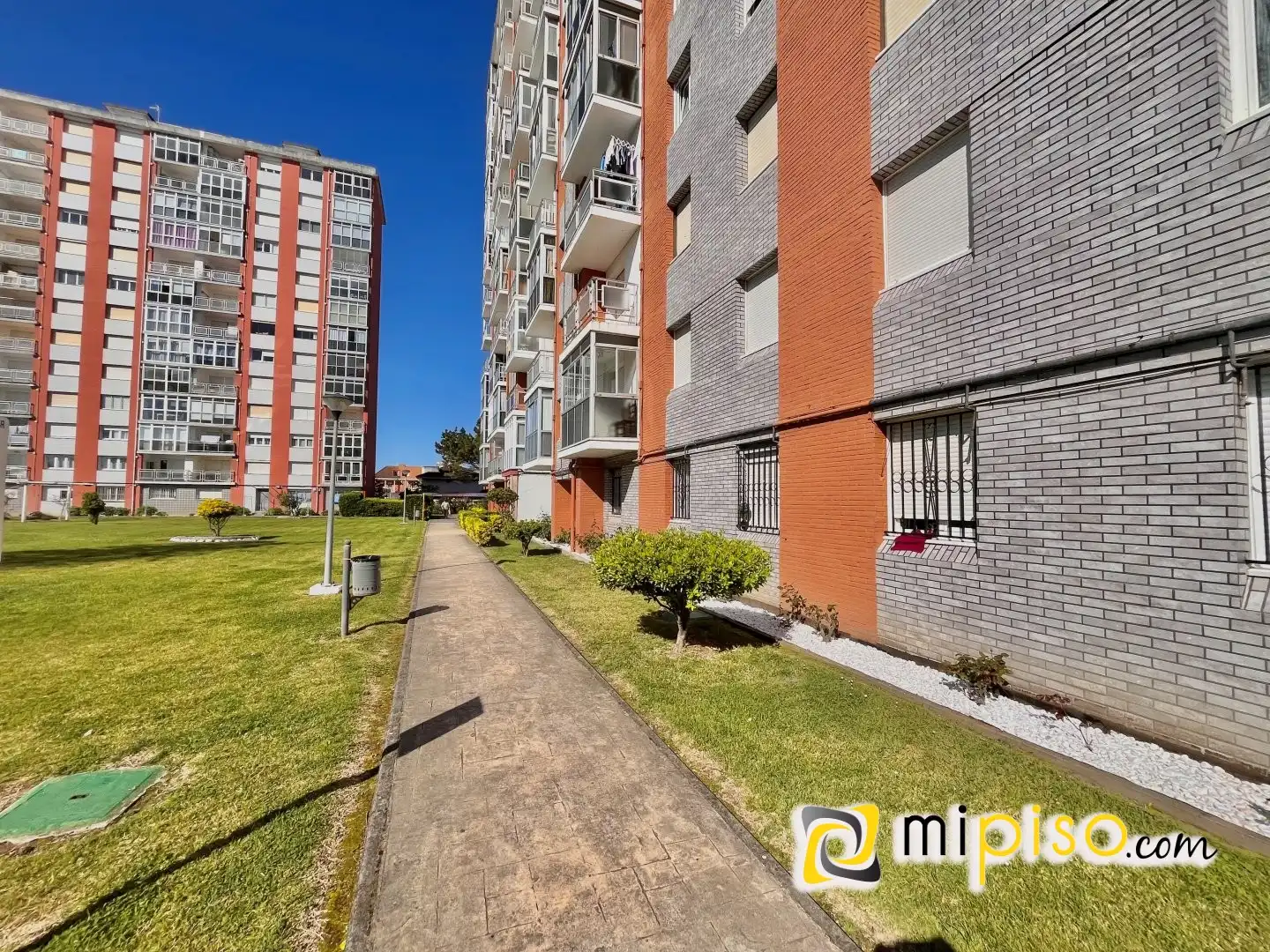 Vista exterior de Pis en venda en Laredo amb Calefacció i Moblat