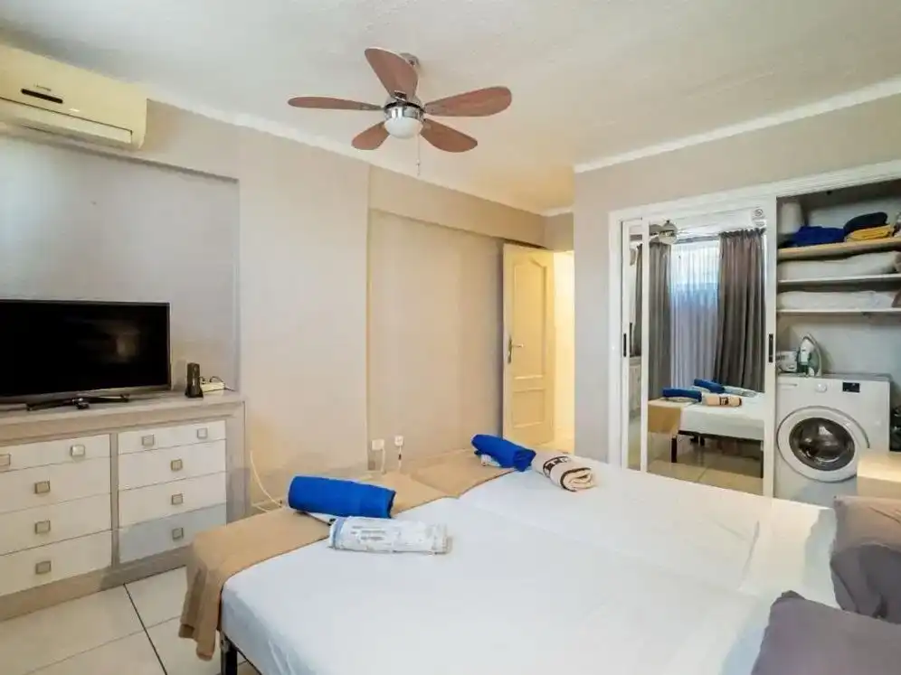 Dormitori de Apartament de lloguer en Adeje amb Aire condicionat, Piscina i Moblat