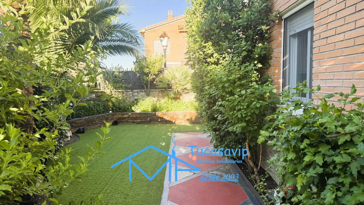 Jardí de Casa o xalet en venda en Cebreros amb Calefacció, Jardí privat i Terrassa
