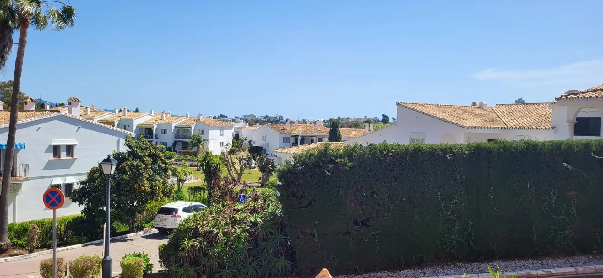 Vista exterior de Apartament en venda en Benahavís amb Aire condicionat, Calefacció i Jardí privat