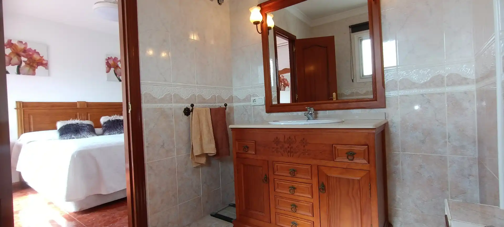 Badezimmer von Einfamilien-Reihenhaus zum Verkauf in Estepona mit Klimaanlage, Heizung und Terrasse