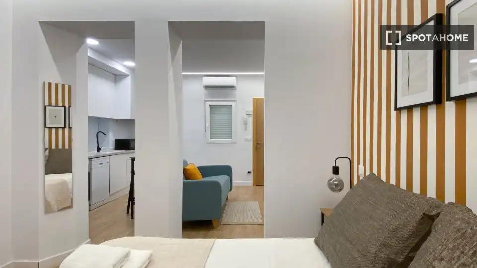 Schlafzimmer von Wohnung zur Miete in Madrid mit Klimaanlage, Heizung und Möbliert