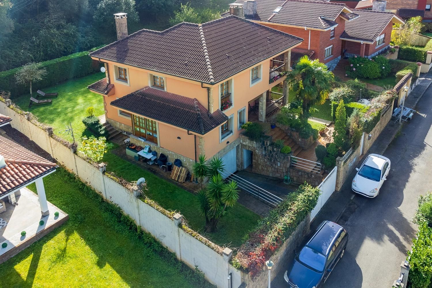 Vista exterior de Casa o xalet en venda en Oviedo  amb Calefacció, Jardí privat i Parquet