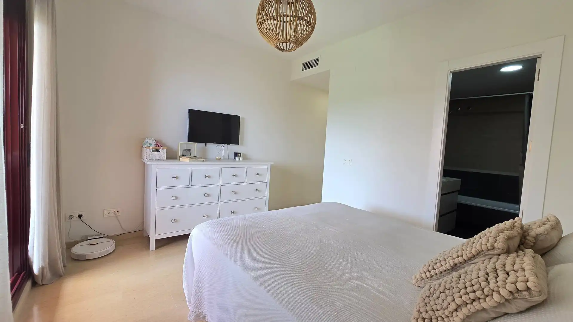 Schlafzimmer von Wohnungen zum Verkauf in Manilva mit Klimaanlage, Privatgarten und Terrasse