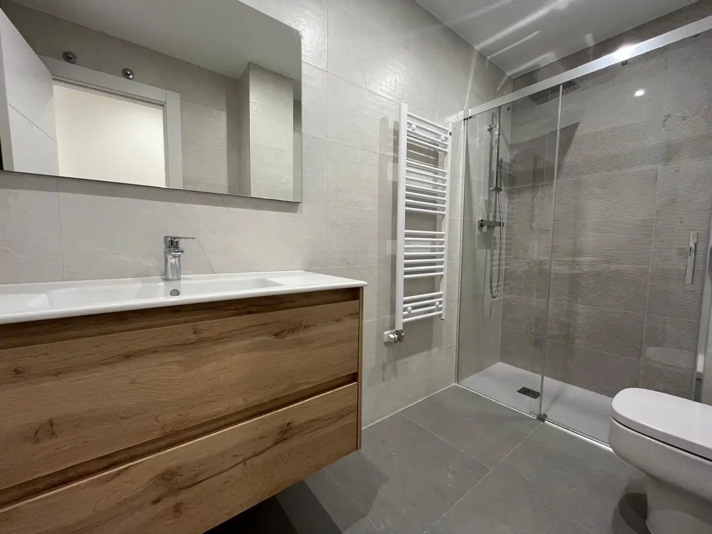 Badezimmer von Wohnung zur Miete in Burgos mit Heizung und Balkon